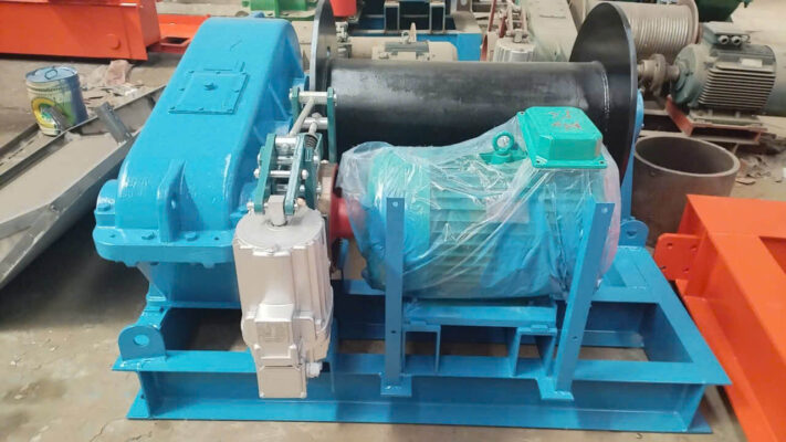 motor và phanh của máy tời