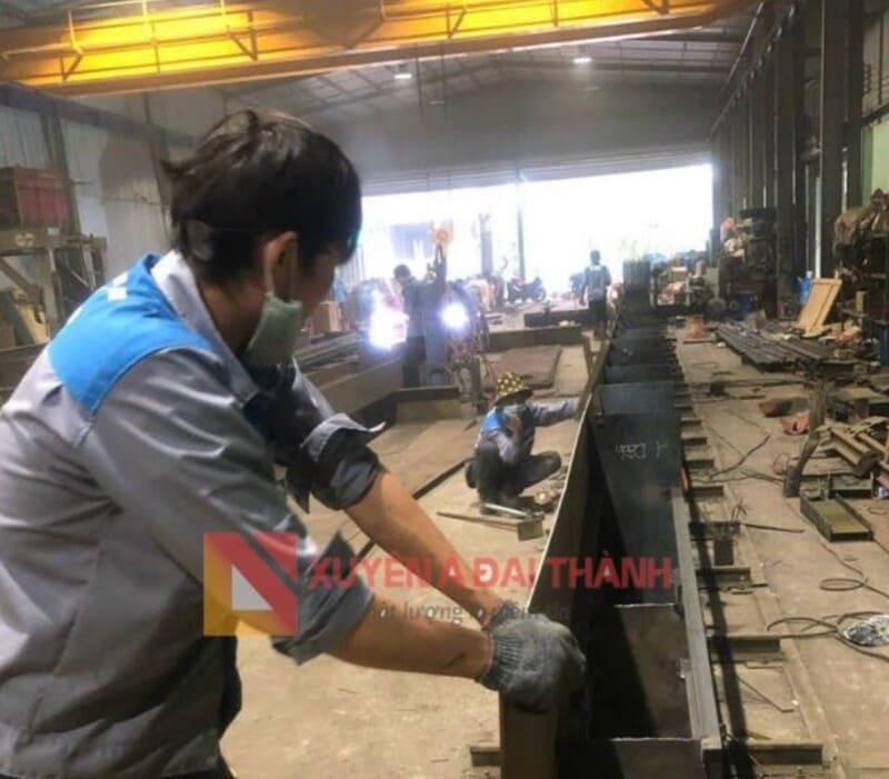 Chế tạo cầu trục trong nhà máy Xuyên Á Đại Thành