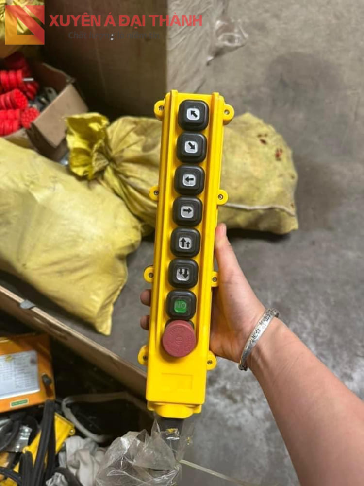 tay bấm điều khiển có dây