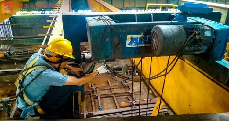 Thợ sửa chữa palang điện