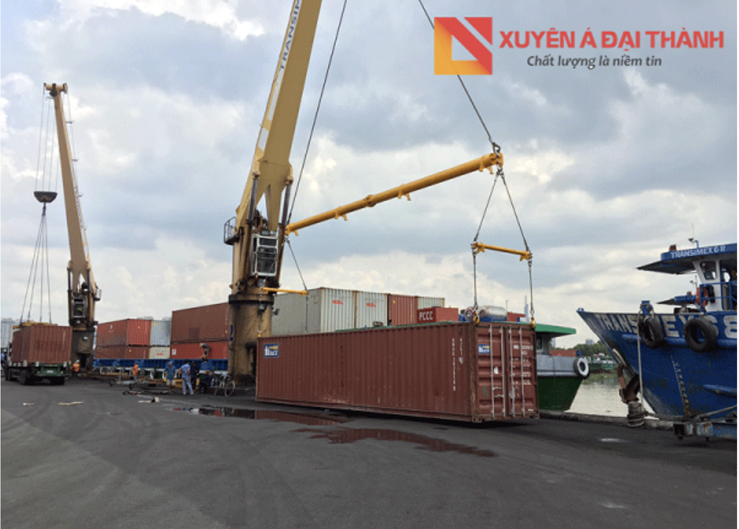 Sling cáp thép được sử dụng để nâng thùng container tại bến cảng