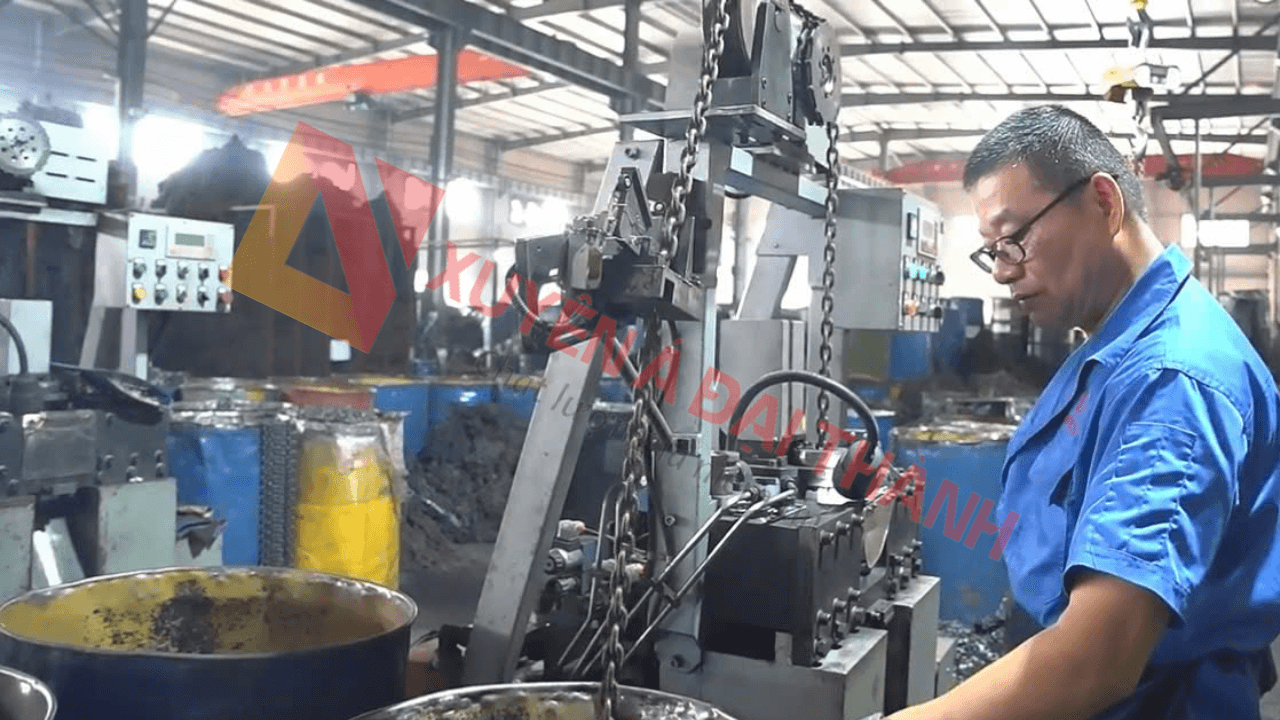 Công nhân gia công sling xích