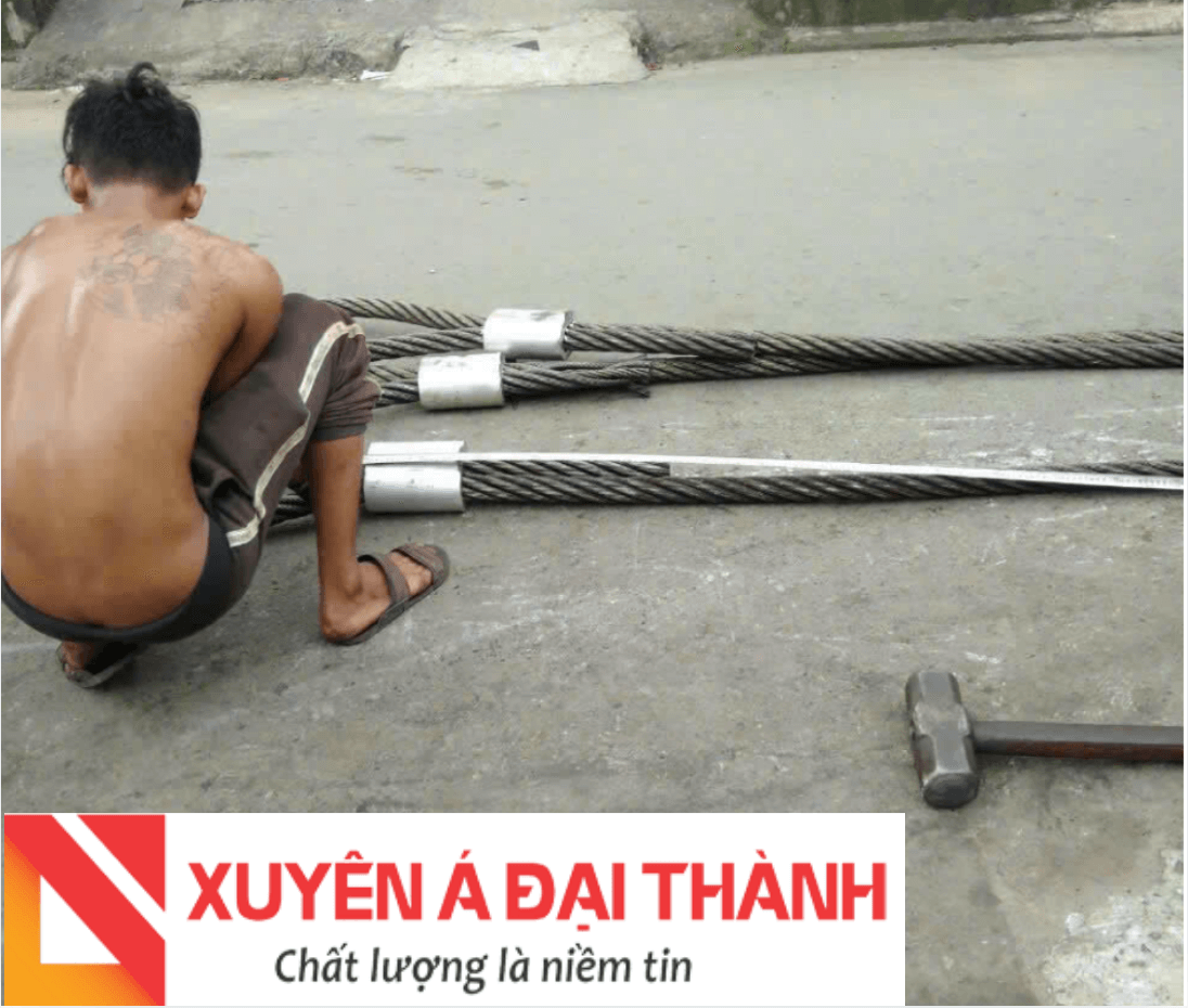 Kỹ thuật viên của Xuyên Á Đại Thành gia công cáp thép