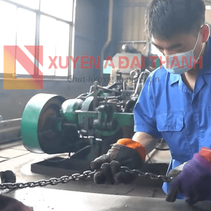Quá trình sản xuất luôn có công nhân giám sát và kiểm tra