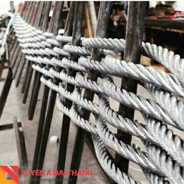 Cáp thép mạ kẽm lõi bố được dùng để cố định vật tư ở công trình