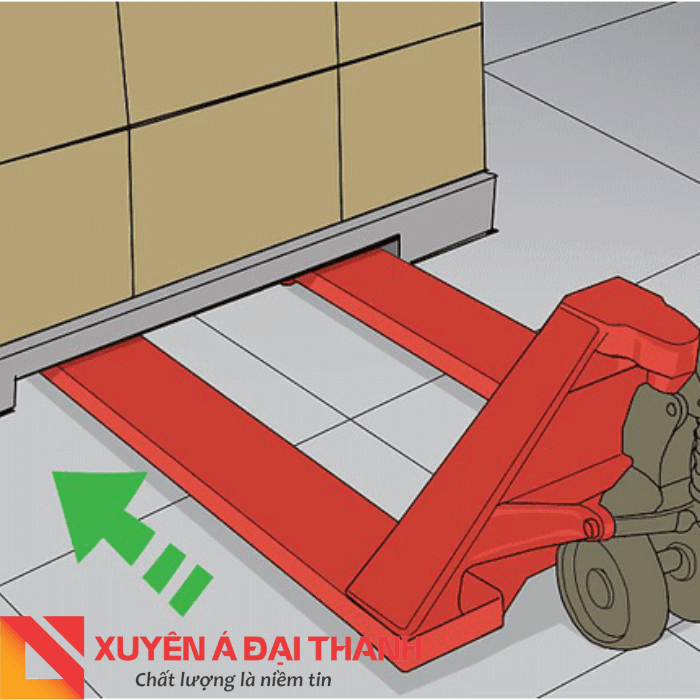 Di chuyển xe nâng vào pallet