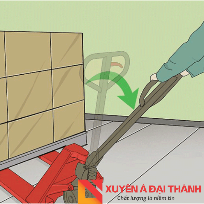 Di chuyển xe nâng vào pallet