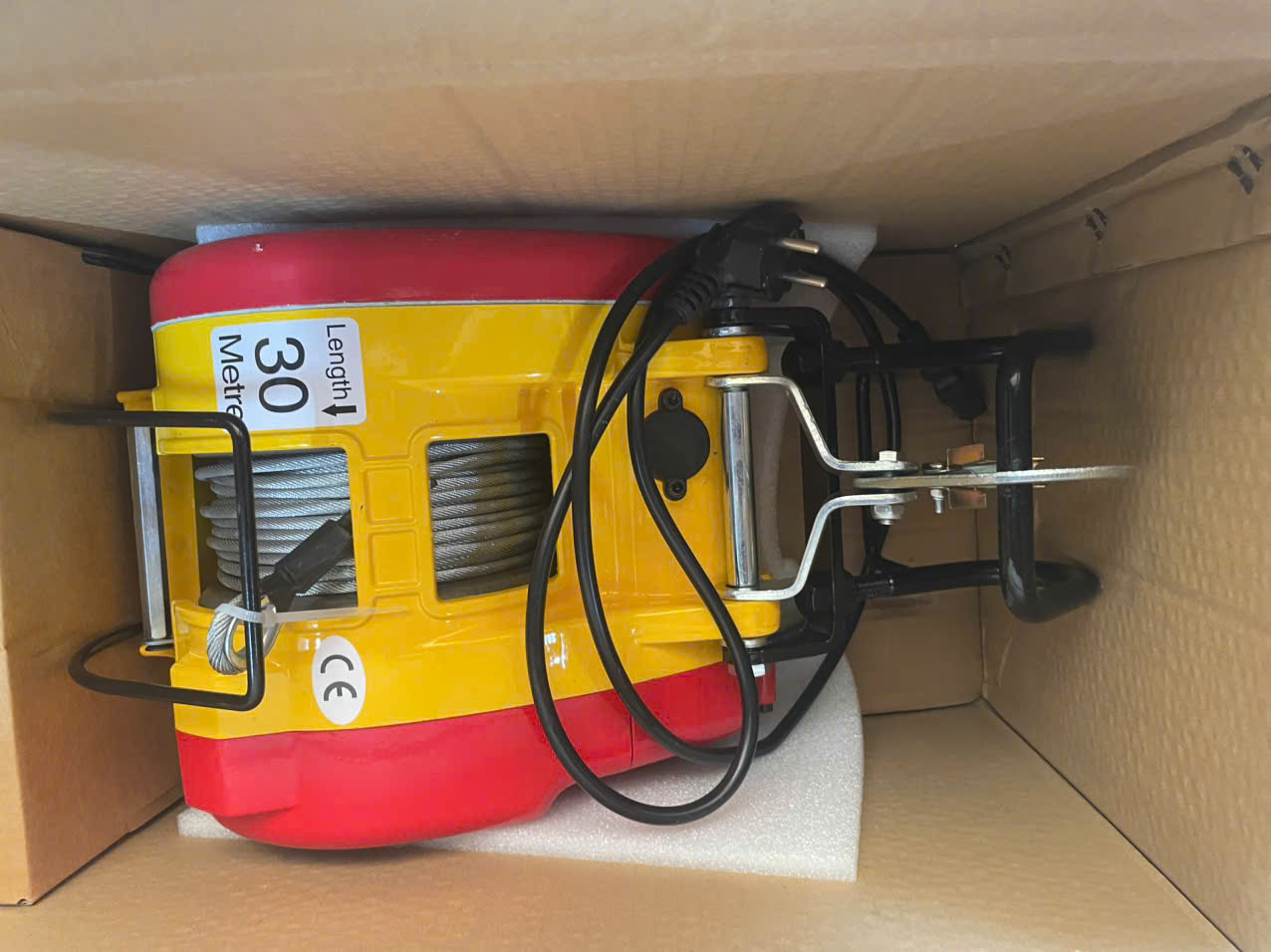 Cận cảnh tang cáp và tay bấm điều khiển tời mini China 300kg